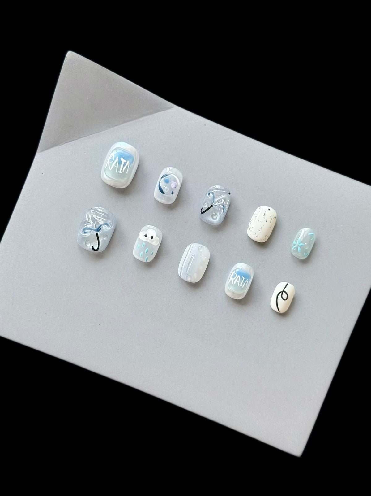 Künstlerisches Press-On Nagelset mit Regen-Thema