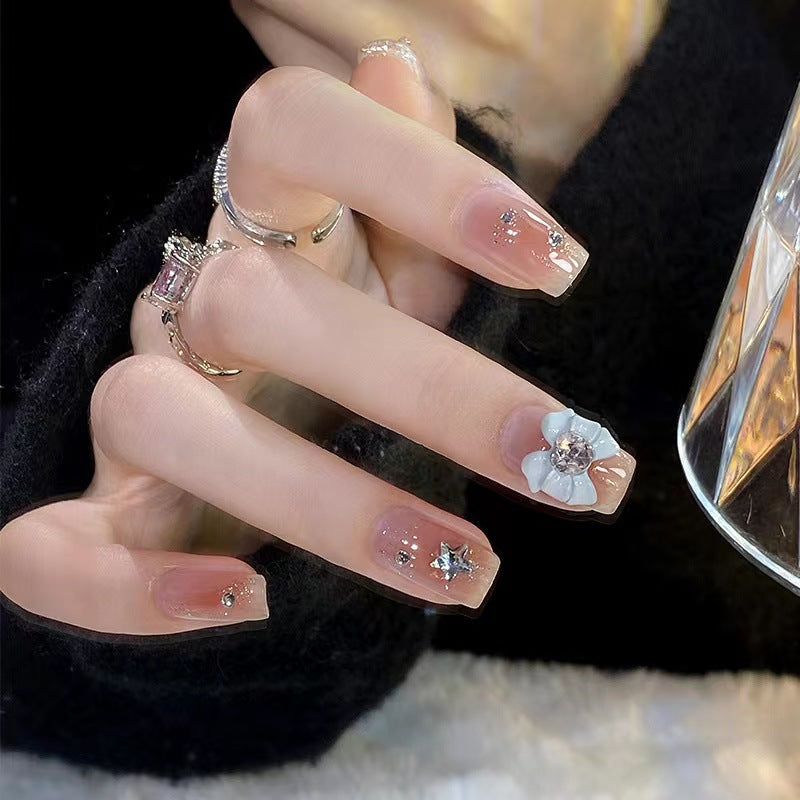 Kunstvolle Nagelspitzen mit floralen und glitzernden Akzenten Brehn