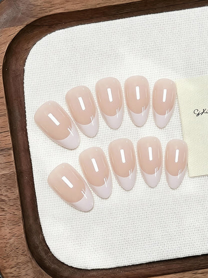 Kunstnagelset mit eleganter French Spitze Brehn