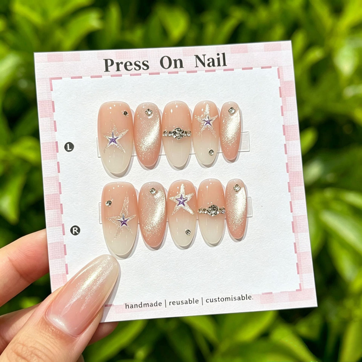 Künstlerisches Press-On Nail Art Set mit niedlichen Charakteren und Schleifenakzenten