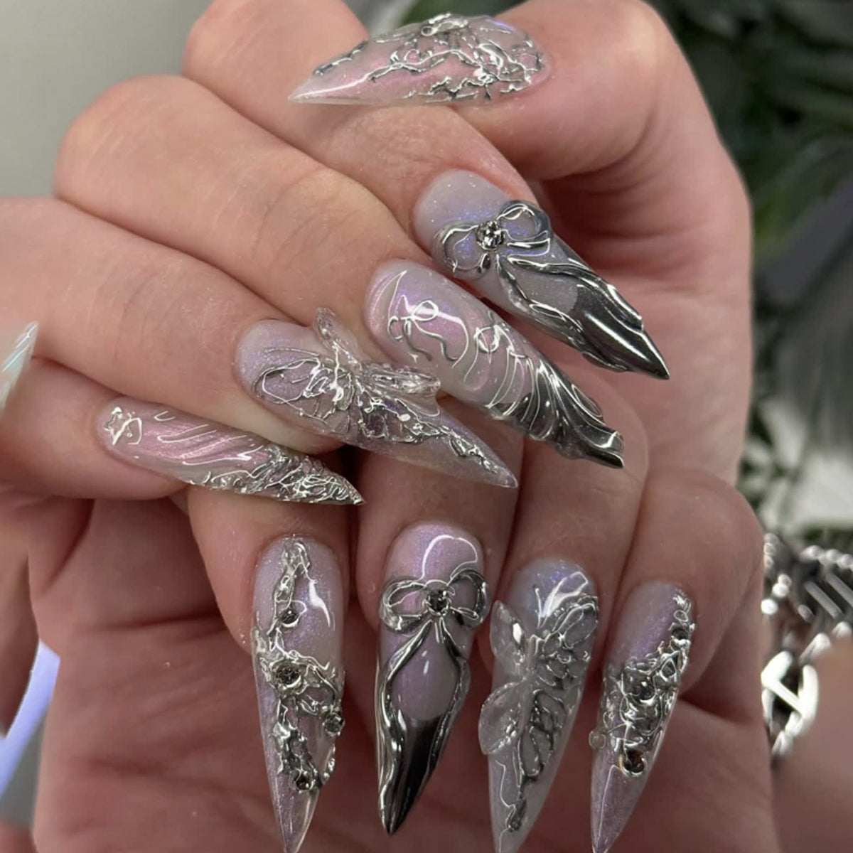 Kunstvolle Stiletto-Nägel mit filigraner Silbergussverzierung Brehn