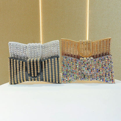 Glamouröse, mit Rhinestones besetzte Abend-Clutch