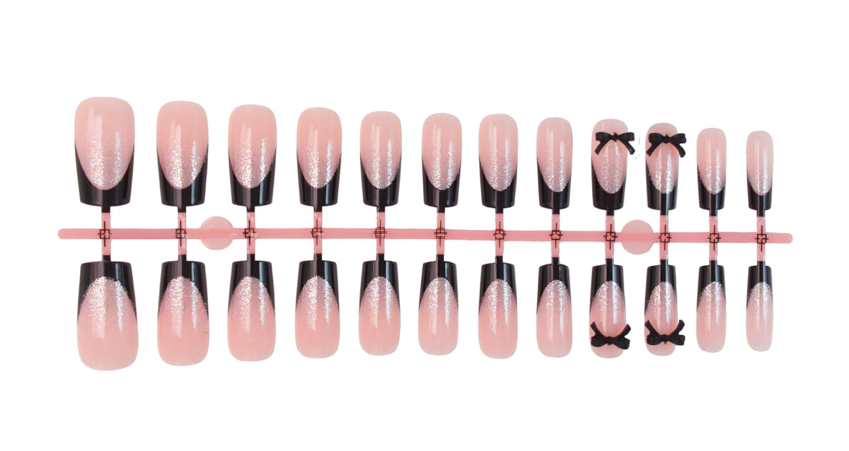 Kunstnagelset mit eleganten Glitzerakzenten und Schleifendetails Brehn
