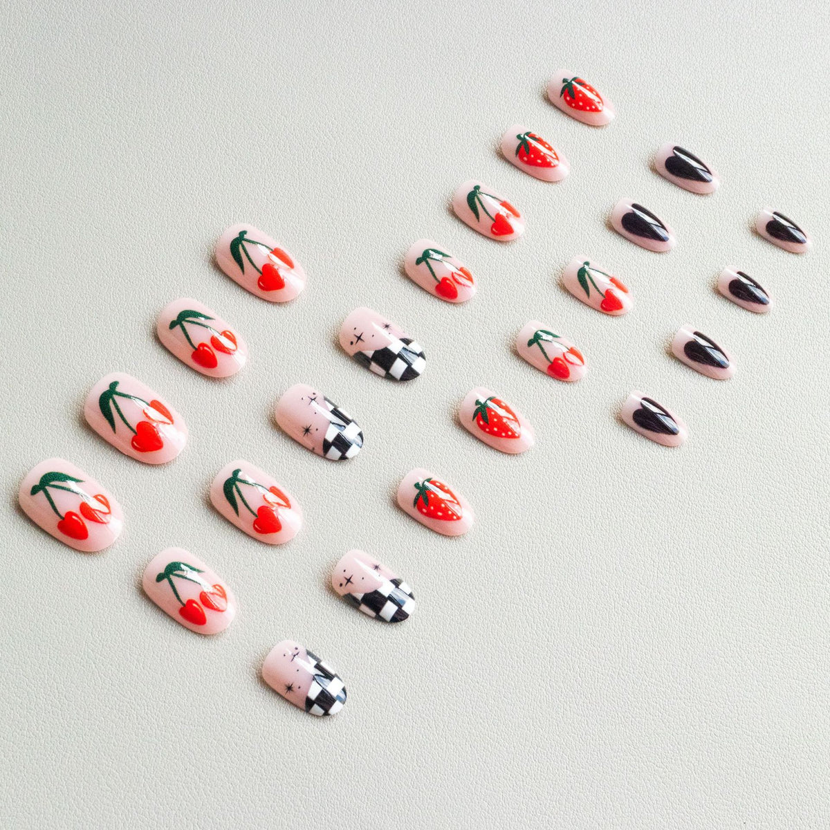 Künstlerische Blumen- und Karomuster-Nagelkunst
