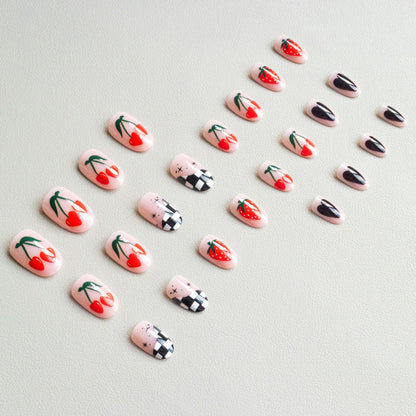 Künstlerische Blumen- und Karomuster-Nagelkunst