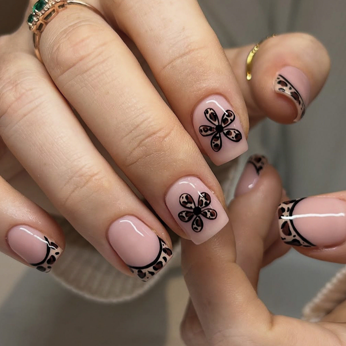 Elegantes florales Akzent-Nagelkunst-Set Brehn