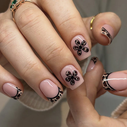 Elegantes florales Akzent-Nagelkunst-Set Brehn