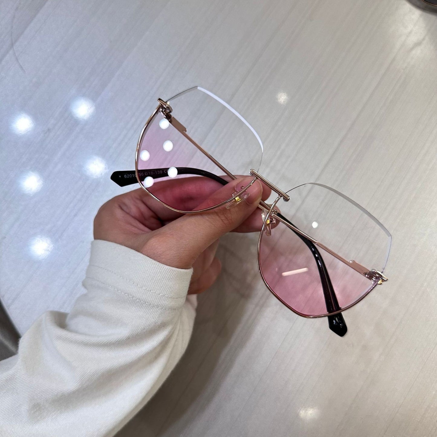 Damen Sonnenbrille mit elegantem, breitem Rahmen und luxuriösen Akzenten Brehn