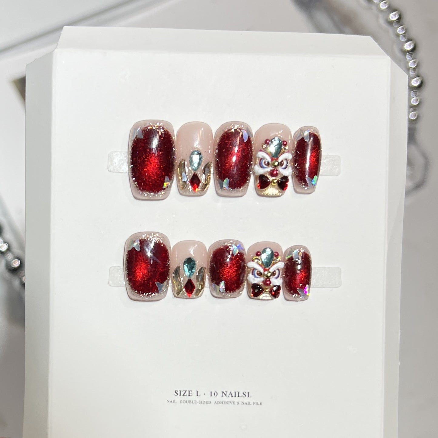 Künstlerisches Press-On-Nagelset mit elegantem floralen Design Brehn