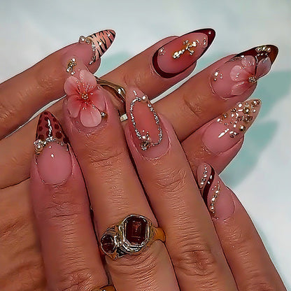 Kreatives Kunstnagelset mit floralen und eleganten Designs Brehn