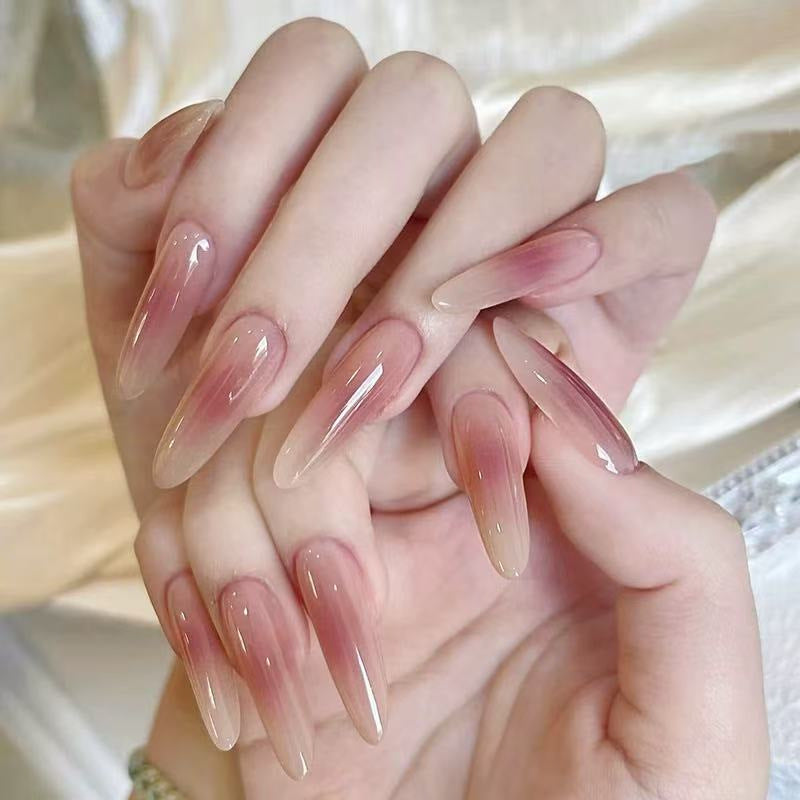 Elegante Kunstnägel im modernen Stiletto-Stil Brehn