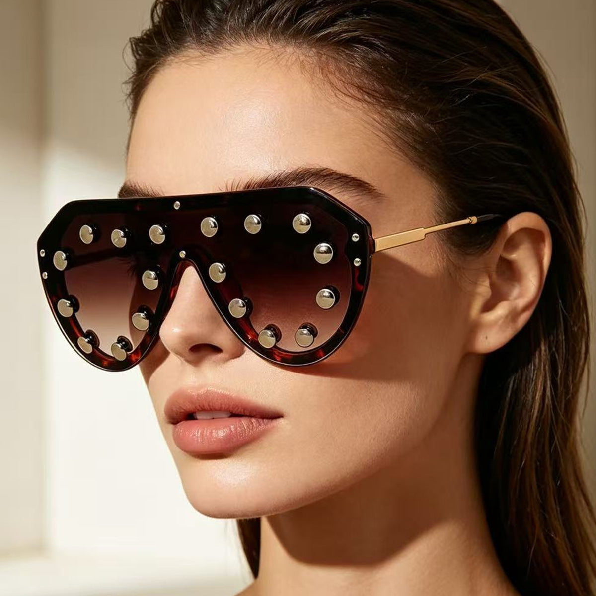 Damen trendige Sonnenbrille mit auffälligen Metallelementen Brehn