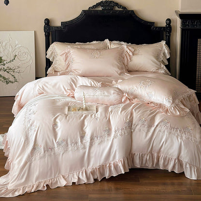 Luxuriöses Satin-Bettwäscheset mit feiner Blumenstickerei und Rüschen