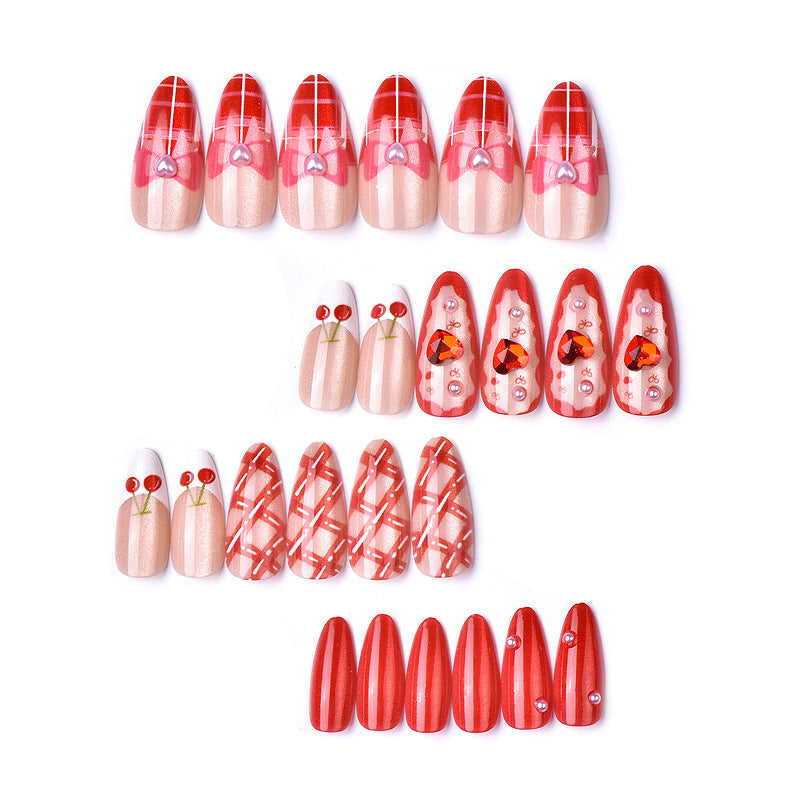 Kreatives Kunstnagelset mit romantischen Herzmotiven und eleganten Verzierungen Brehn