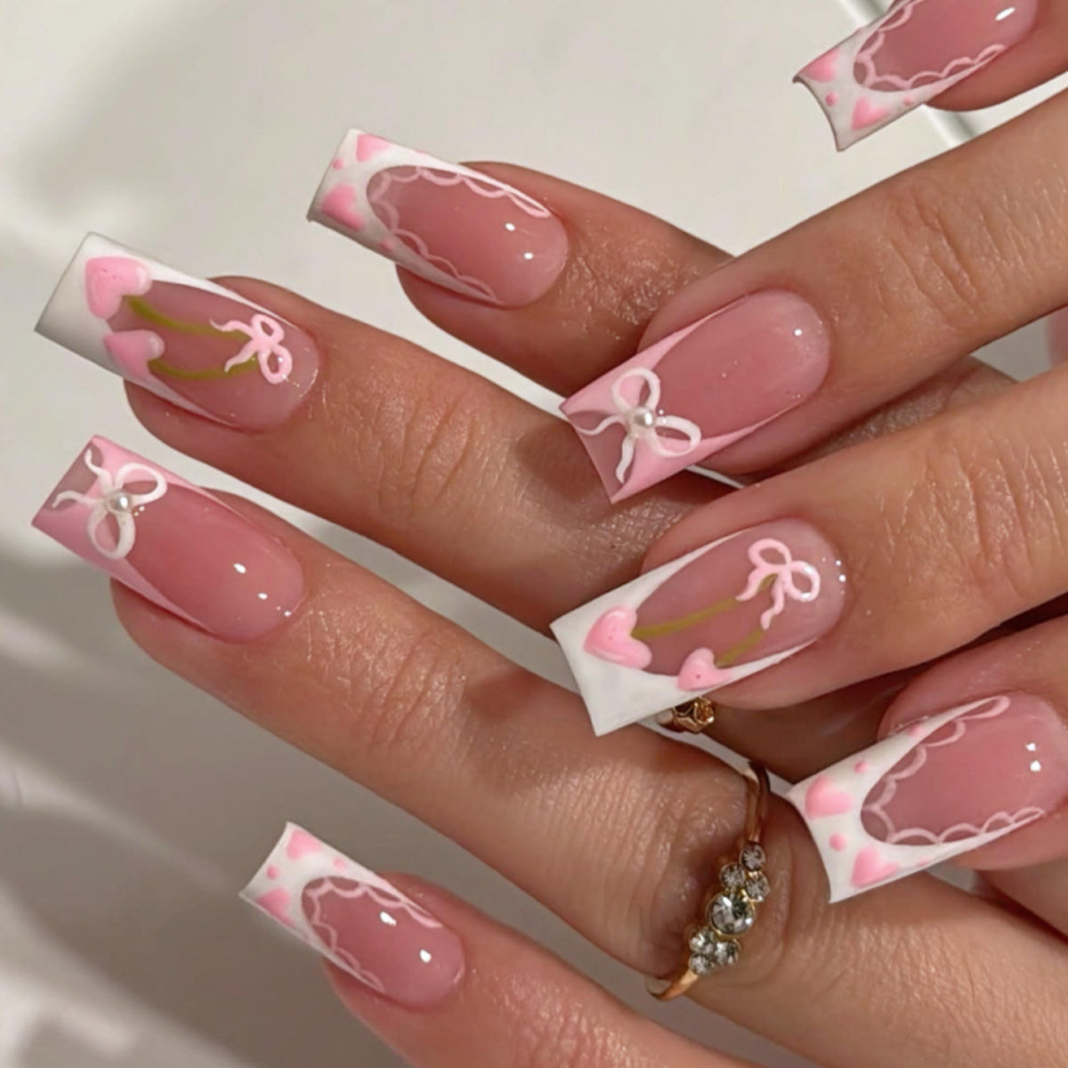 Kunstvolle Nagelverlängerungen mit verspieltem Floraldesign Brehn
