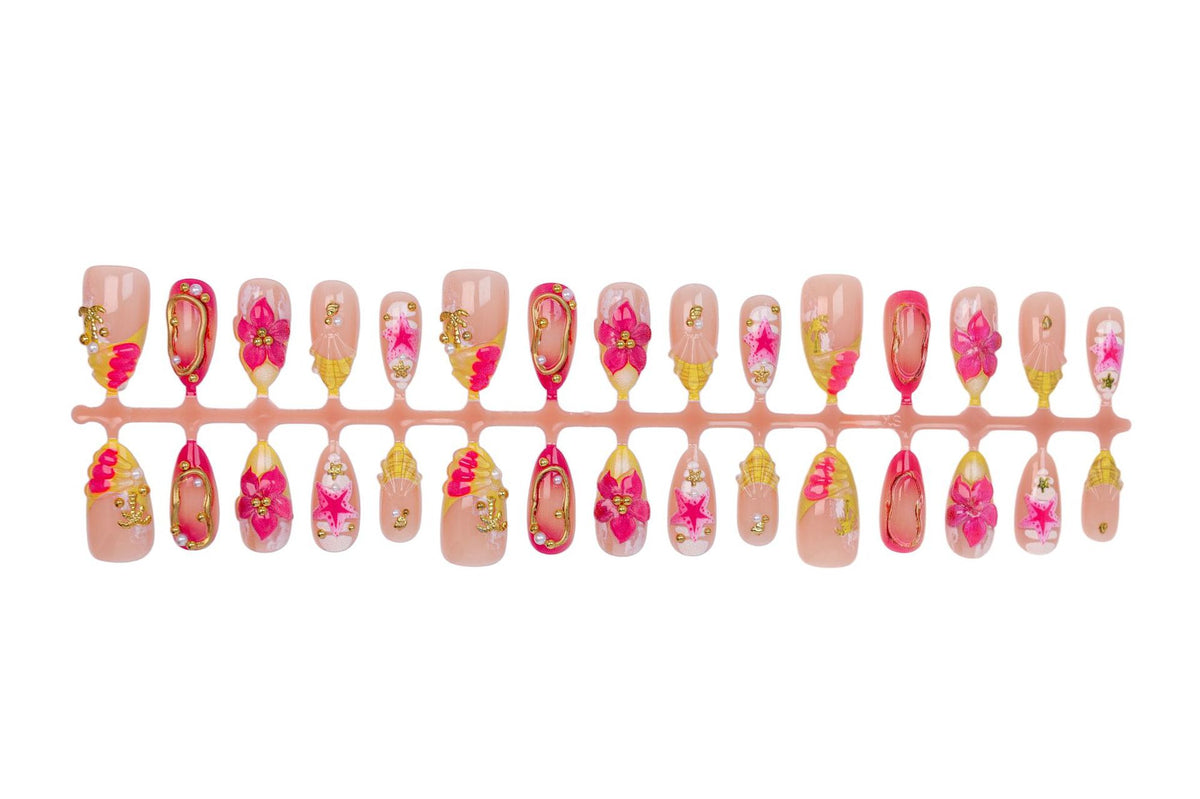 Kunstnagelset mit floralen Motiven und luxuriösen Verzierungen Brehn