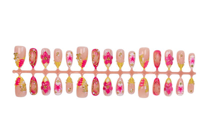 Kunstnagelset mit floralen Motiven und luxuriösen Verzierungen Brehn