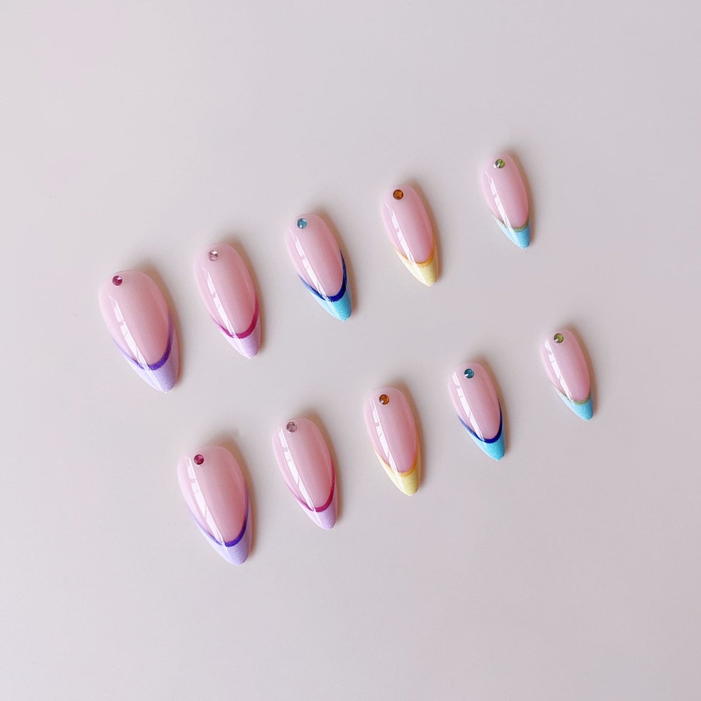 Kunstnagelset mit eleganten Farbverlauf und 3D-Akzenten Brehn