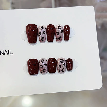 Stylisches Press-On Nagelkunst-Set Brehn