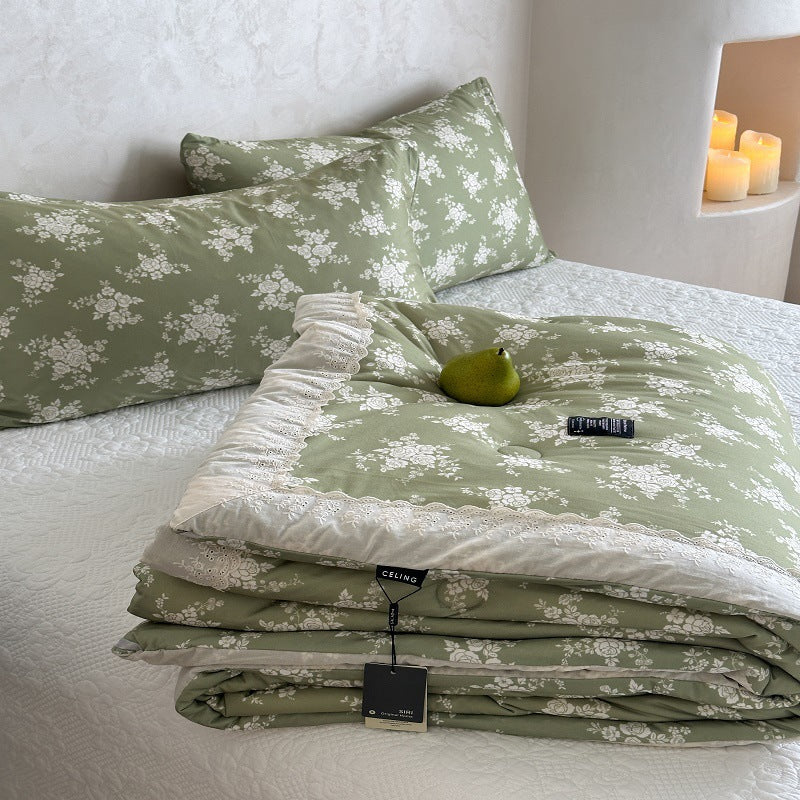 Gesteppte florale Baumwollmischung Tagesdecke und passende Kissenbezüge mit gewelltem Rand
