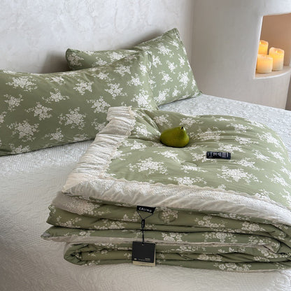 Gesteppte florale Baumwollmischung Tagesdecke und passende Kissenbezüge mit gewelltem Rand