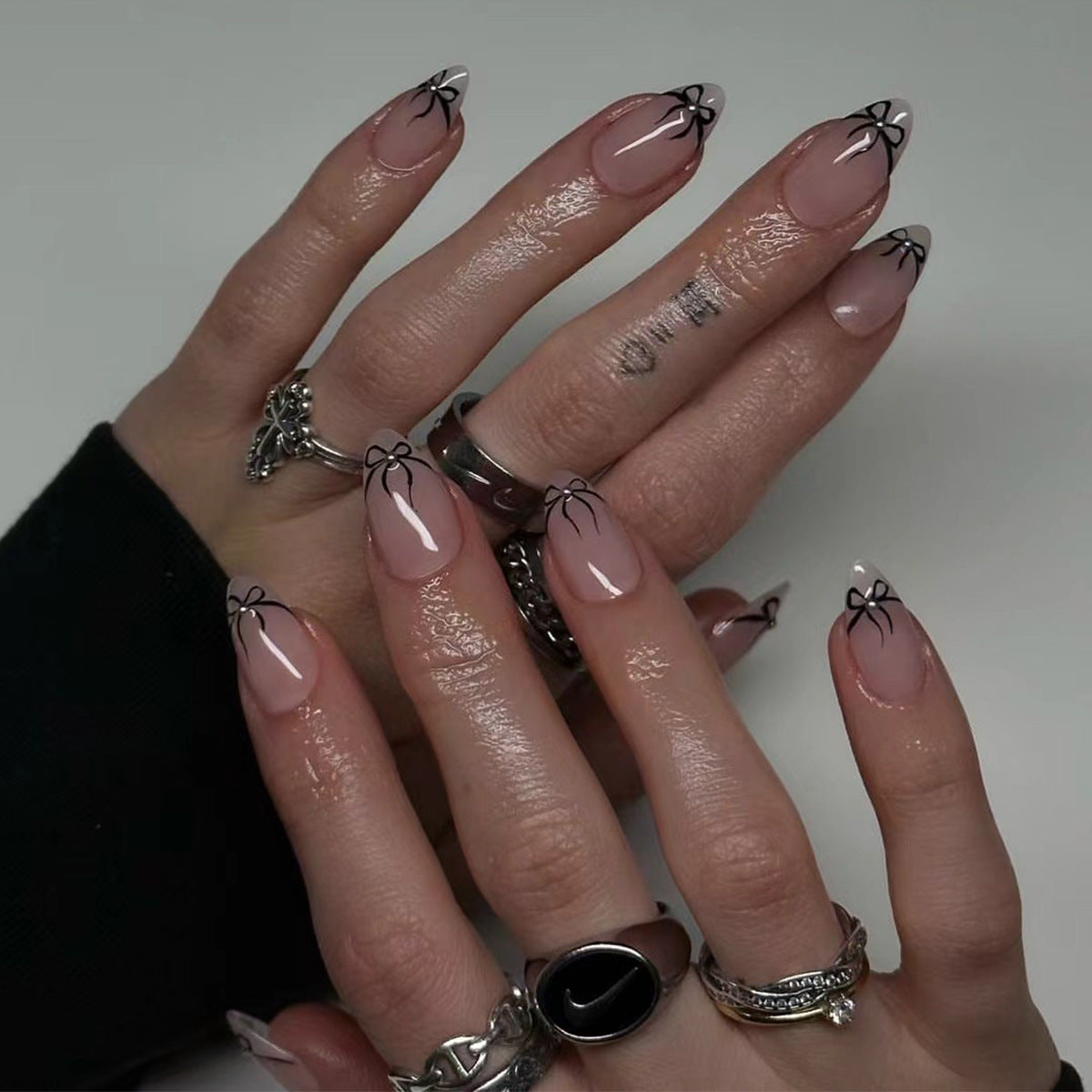 Kunstvolle Nagelkunst mit eleganten Schleifenmotiven Brehn