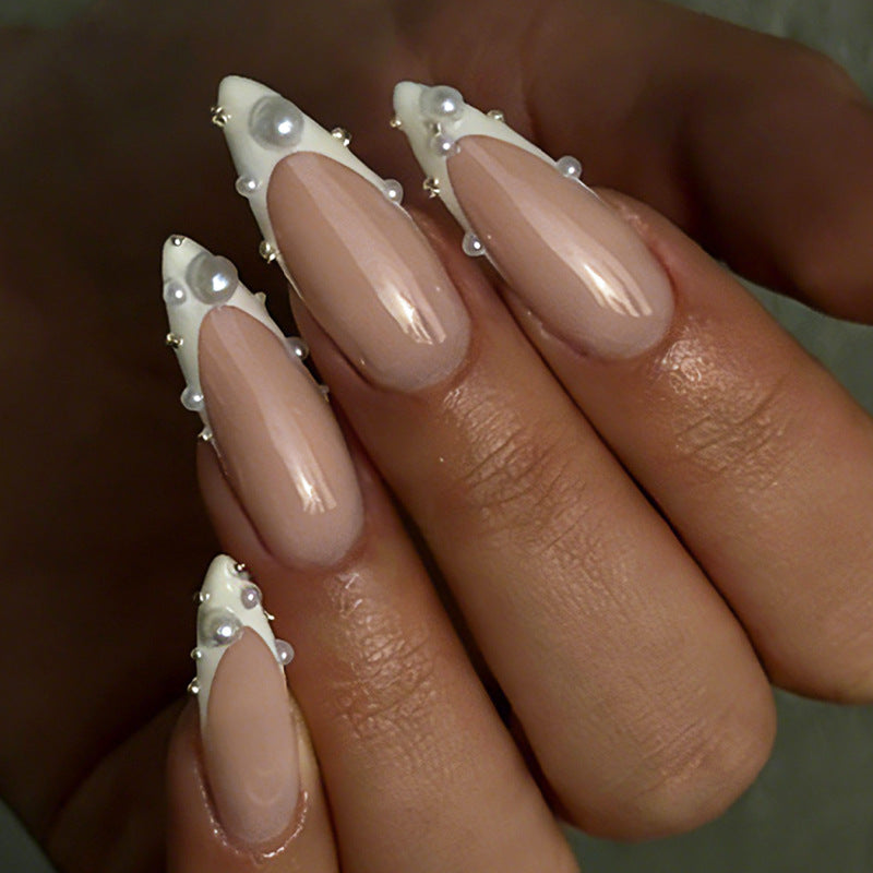 Elegantes Press-On-Nagelset mit perlmuttfarbenen Akzenten Brehn