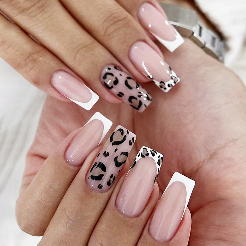 Kunstnagelset mit elegante Blumen- und Leopardendesign Brehn