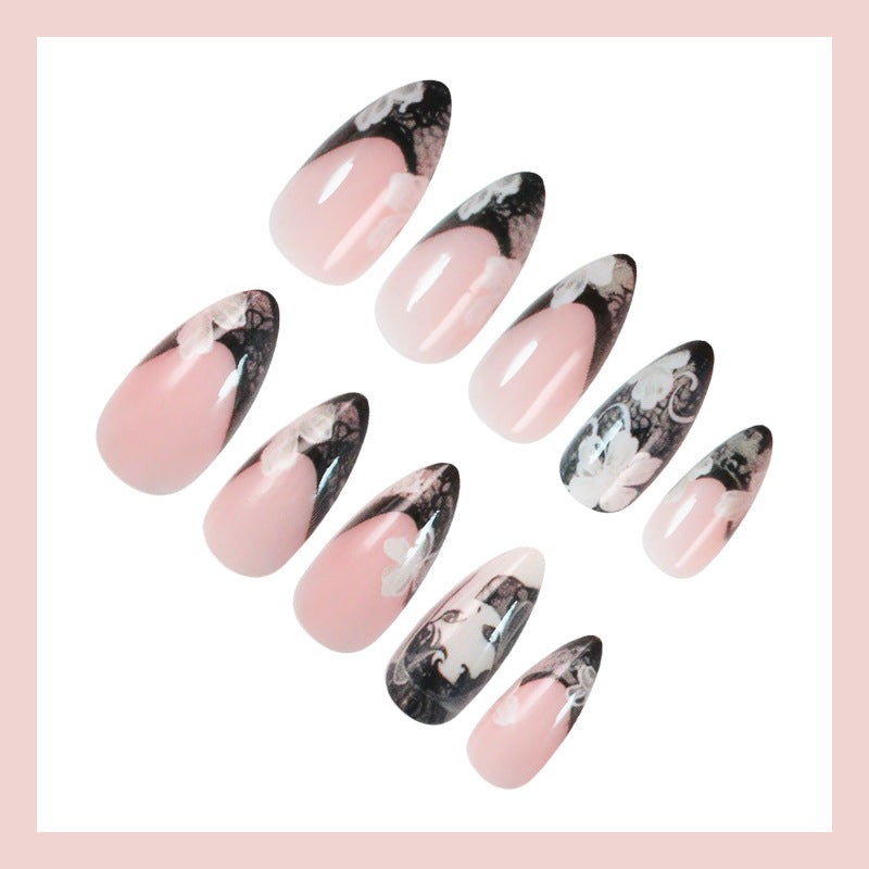 Kunstnagelset mit eleganten Spitzen und floralen Verzierungen Brehn