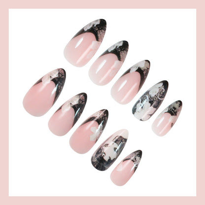 Kunstnagelset mit eleganten Spitzen und floralen Verzierungen Brehn
