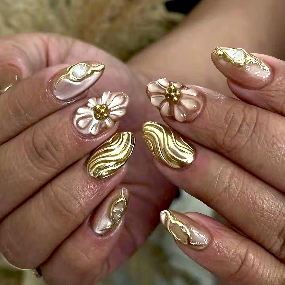 Künstlerische florale und metallische Press-On-Nagelkunst Brehn