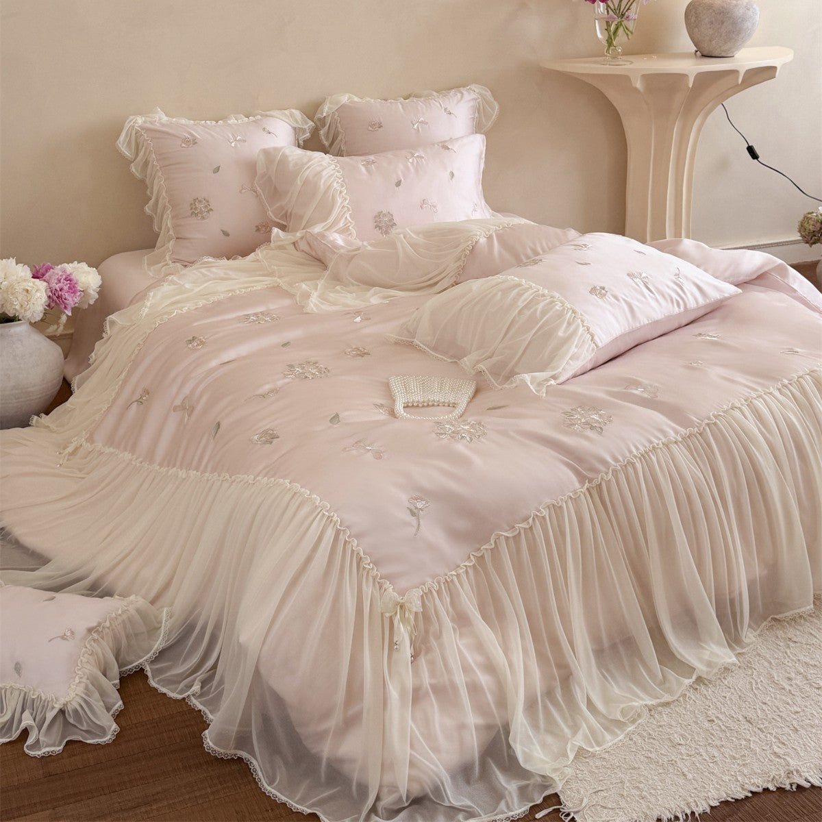 Luxuriöses Satin-Mischgewebe gesticktes Bettbezug-Set mit transparenter Rüschenschürze und dekorativem Bolster