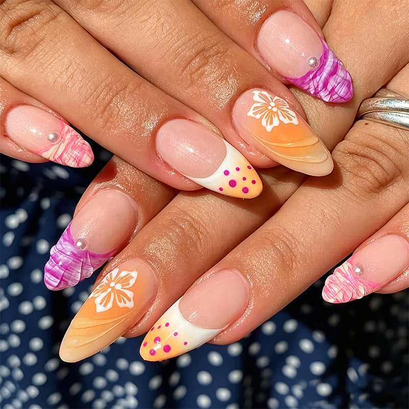 Kunstnagelset mit exotischen Blumenmustern und Glitzerakzenten Brehn