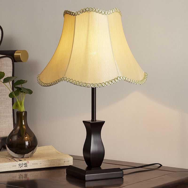 Elegante Stoffschirm Tischlampe