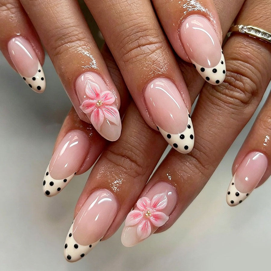 Kunstnagelset mit floralen Akzenten und Punkten Brehn