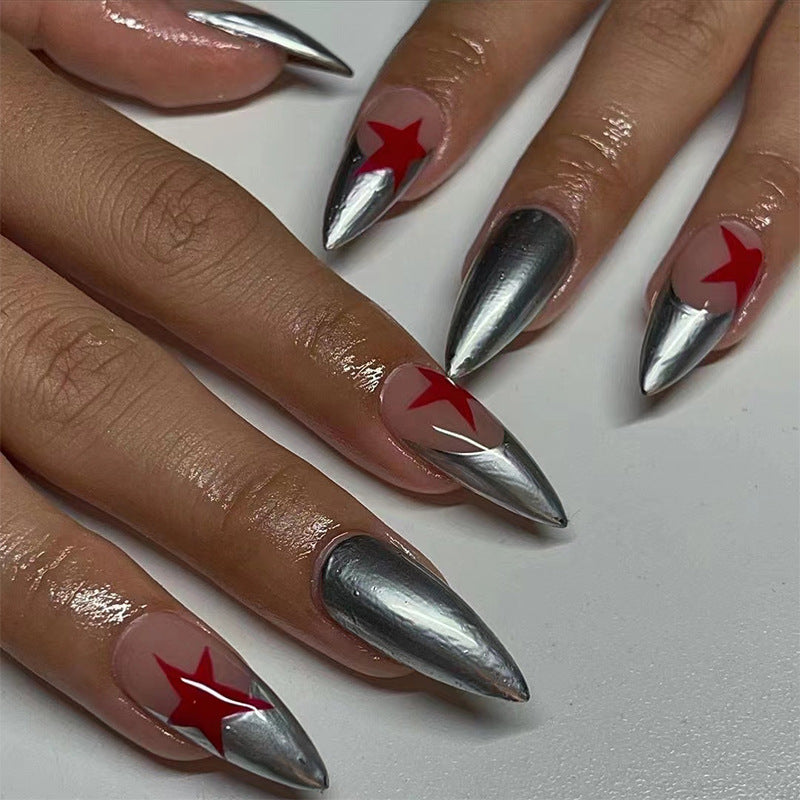 Kunstvolle Stiletto-Nägel mit Silber- und Sternenmotiven Brehn