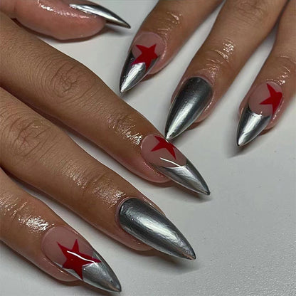 Kunstvolle Stiletto-Nägel mit Silber- und Sternenmotiven Brehn