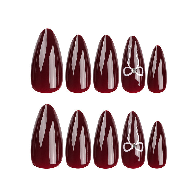 Elegante Stiletto Press-On Nagelspitzen mit floralen Details Brehn