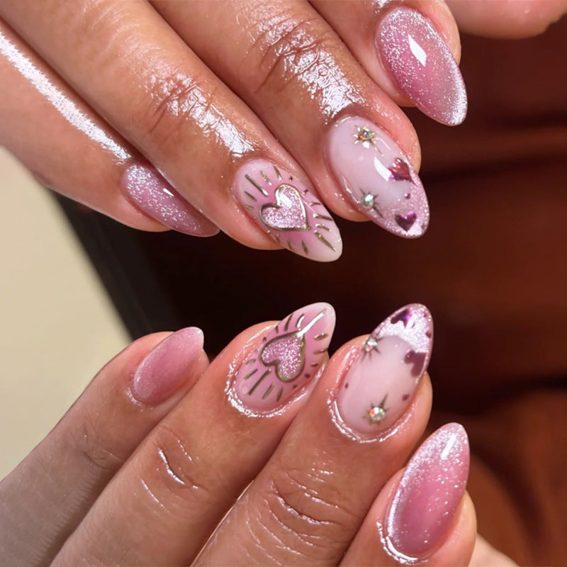 Kunstvolle Nagelkunst mit Herzdesign und Glitzer Brehn