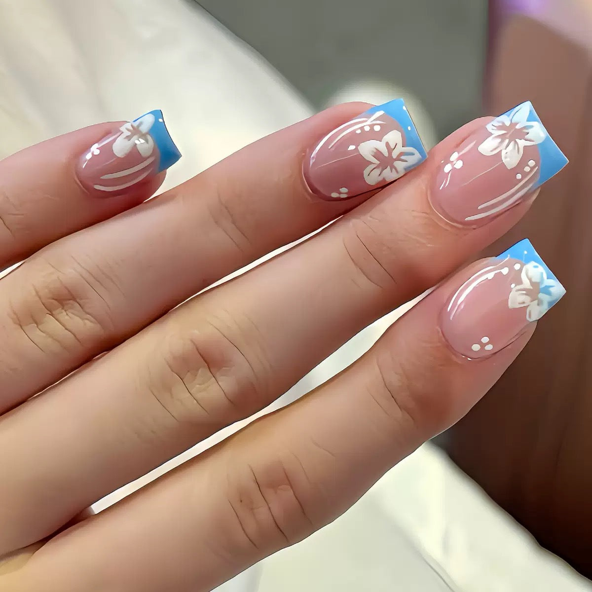 Kunstnagelset mit floralen Designs und eleganten Spitzen Brehn