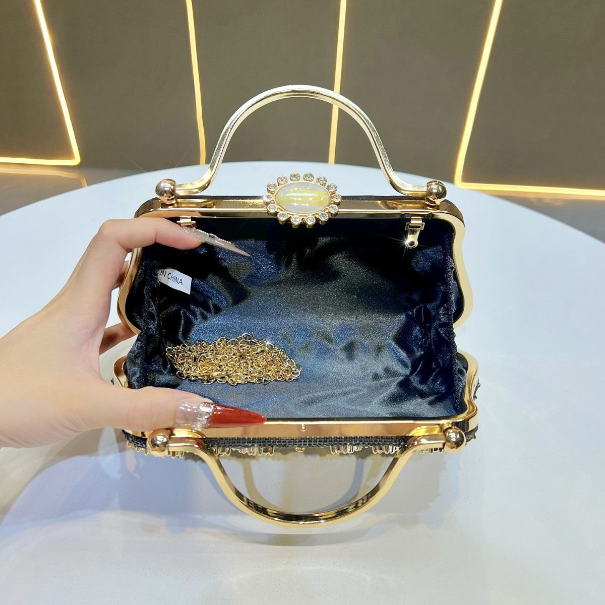 Verschnörkelte Handtasche für den Abend