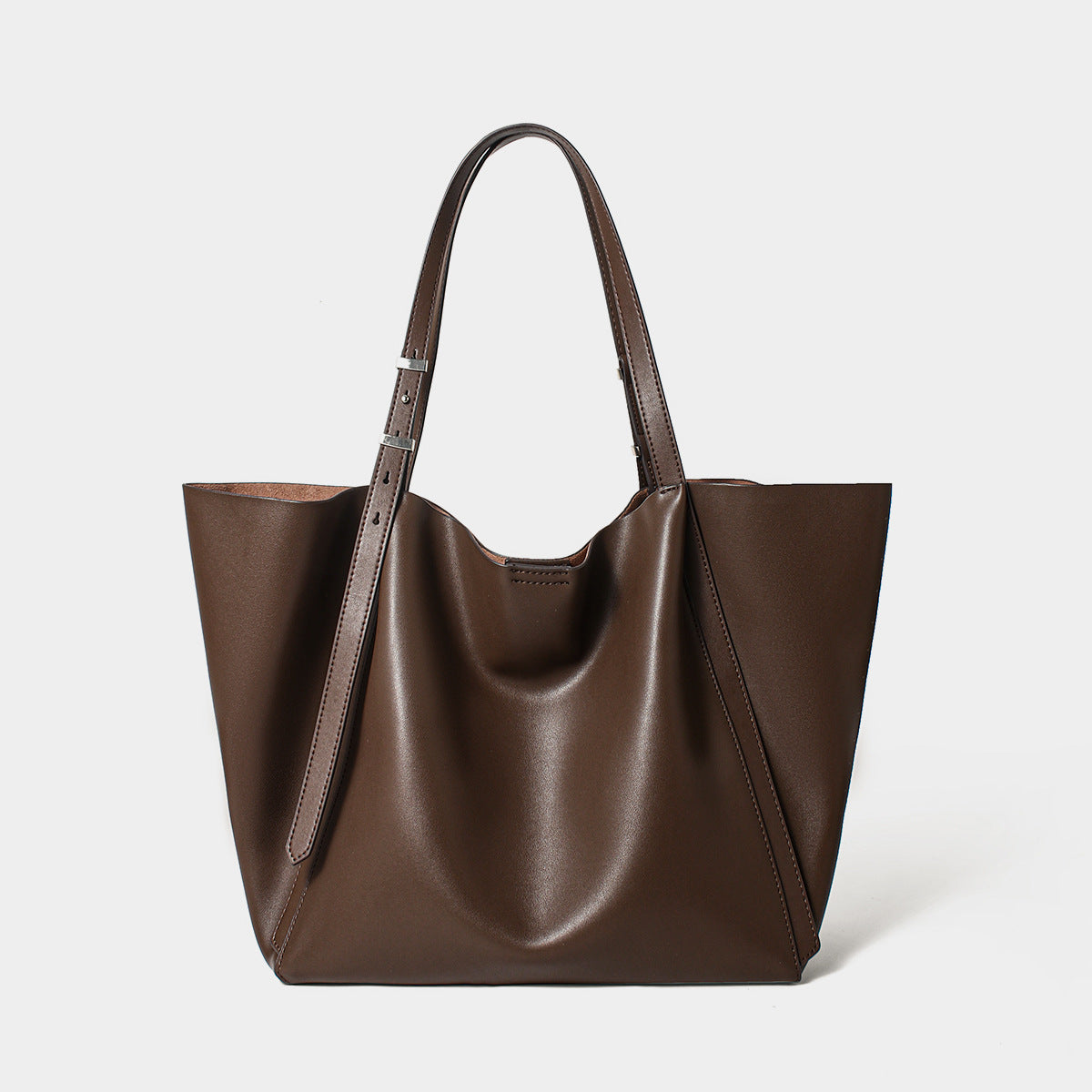 Skulptierte Slouch-Tasche mit verstellbaren, geschnallten Schulterträgern