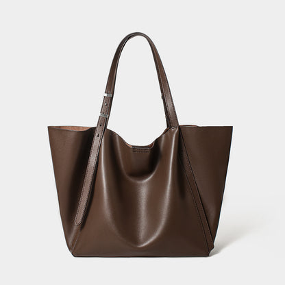 Skulptierte Slouch-Tasche mit verstellbaren, geschnallten Schulterträgern