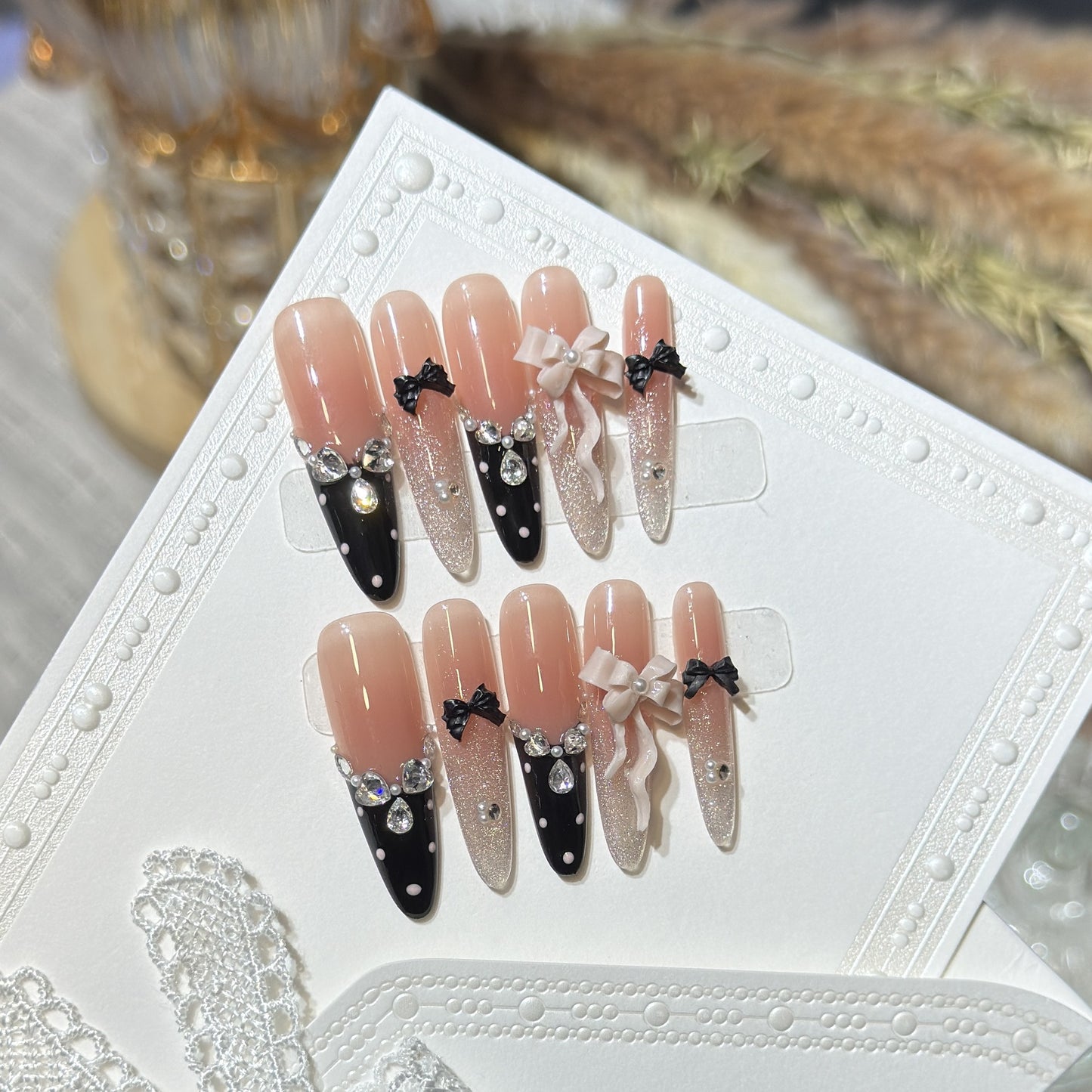 Glamouröse Stiletto Press-On Nagelset mit dekorativer Schleife und Edelsteinakzenten Brehn