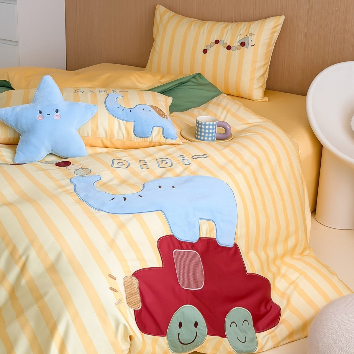 Kinder-Bettwäsche-Set mit gesteppten Applikationen (Elefant & Auto) und Wendefunktion