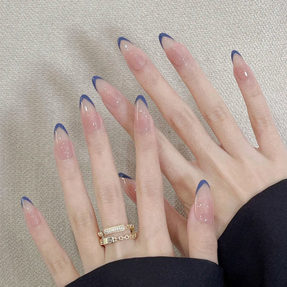 Elegante Druck-Nageltips mit goldenen Akzenten Brehn