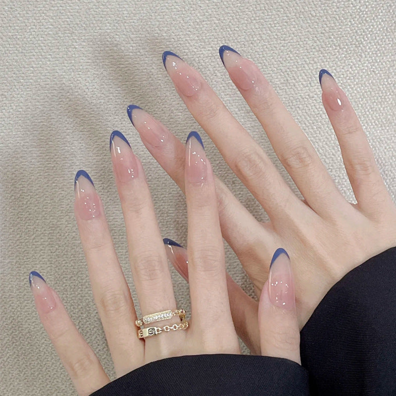Elegantes Press-On-Nageldesign mit Strassakzenten Brehn
