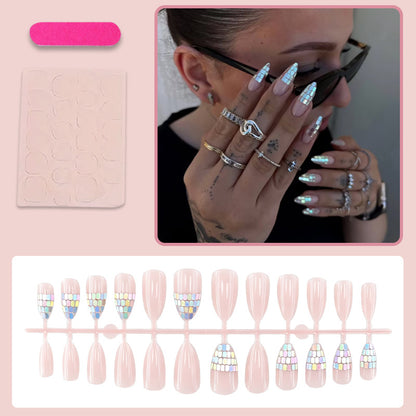 Kunstnagelset mit schimmernden geometrischen Akzenten Brehn