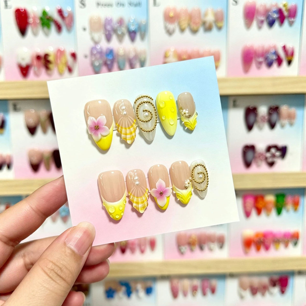 Künstlerisches Press-On Nagelkunstset mit floralen und Muscheldekoren