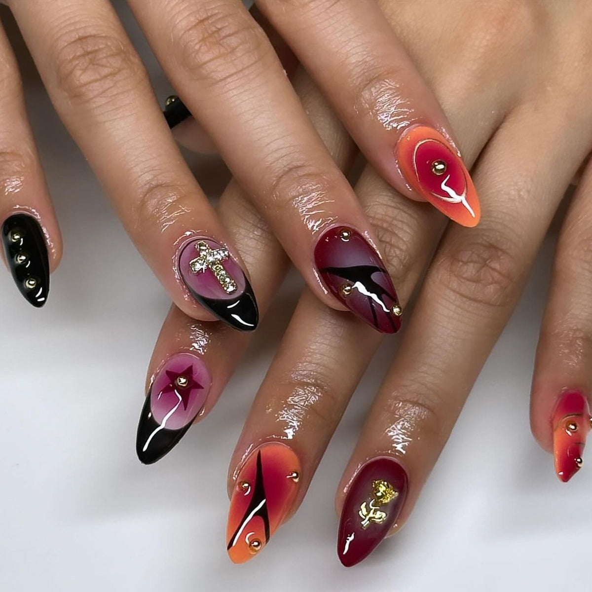 Kunstvolle Stiletto-Nägel mit kreativen Designs Brehn